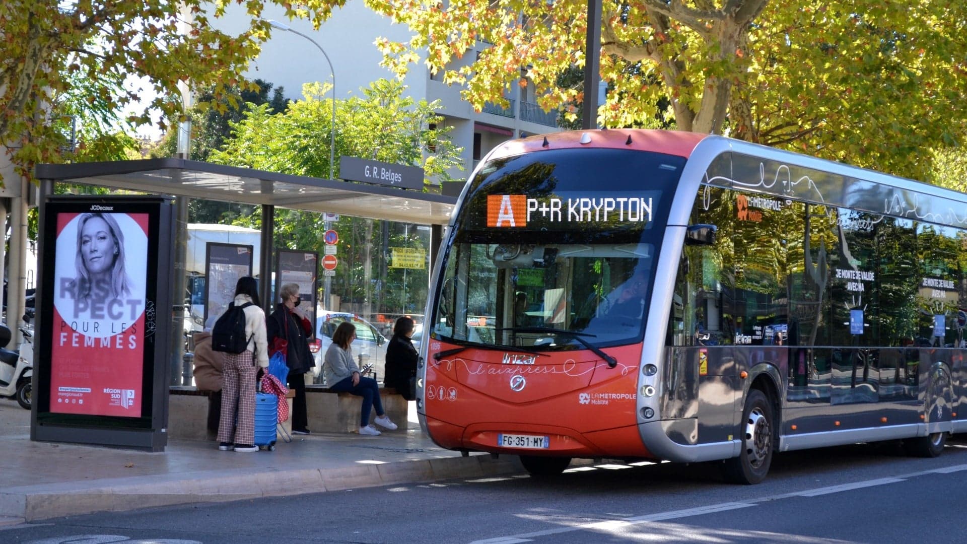 Bus de la métropole devant l’arrêt Gaston Berger