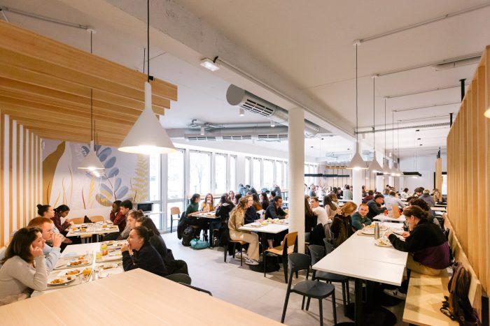 Intérieur d’un Restaurant Universitaire CROUS